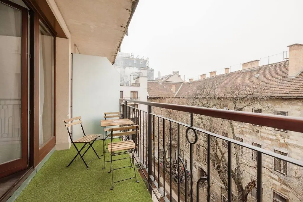 Daire Stylish Suite With Balcony In Central Budapeşte